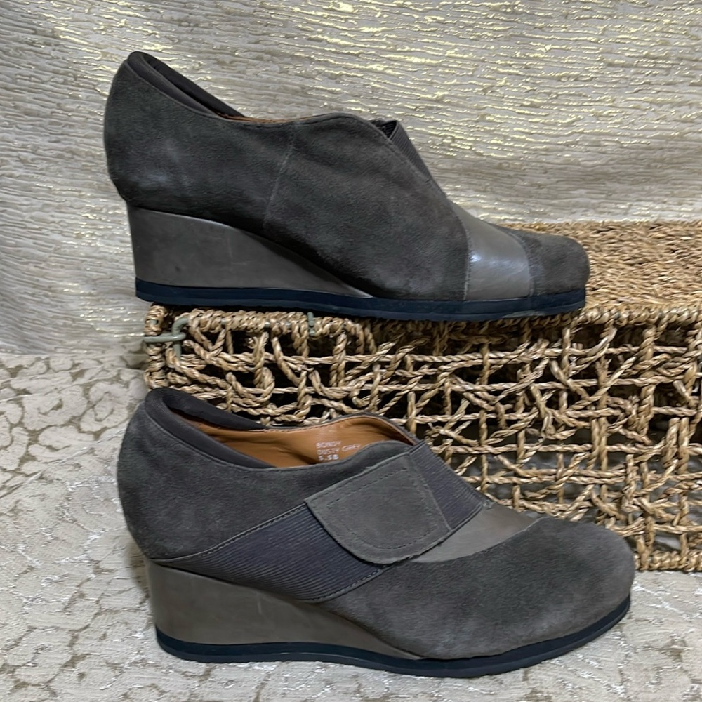 Earthies Bondi Dusty Grey Suede Adjustable Wedges Sz 5.5